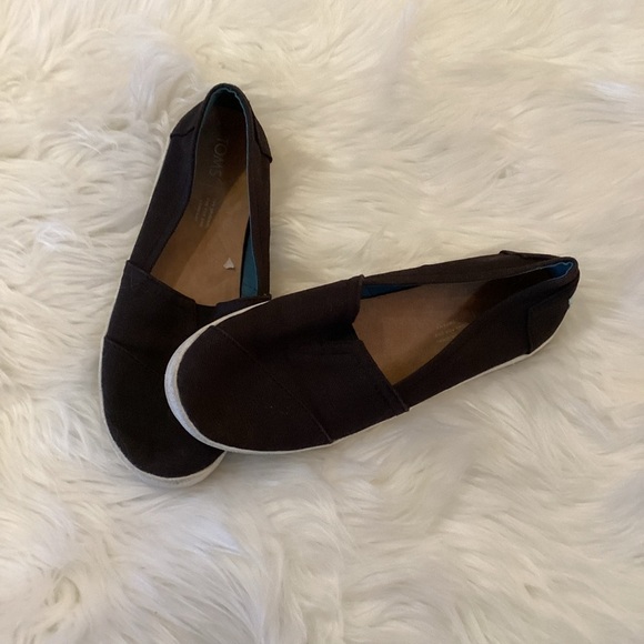 Tom’s slip on shoe Woman’s 7.5 black with white soles slightly used - Picture 1 of 16